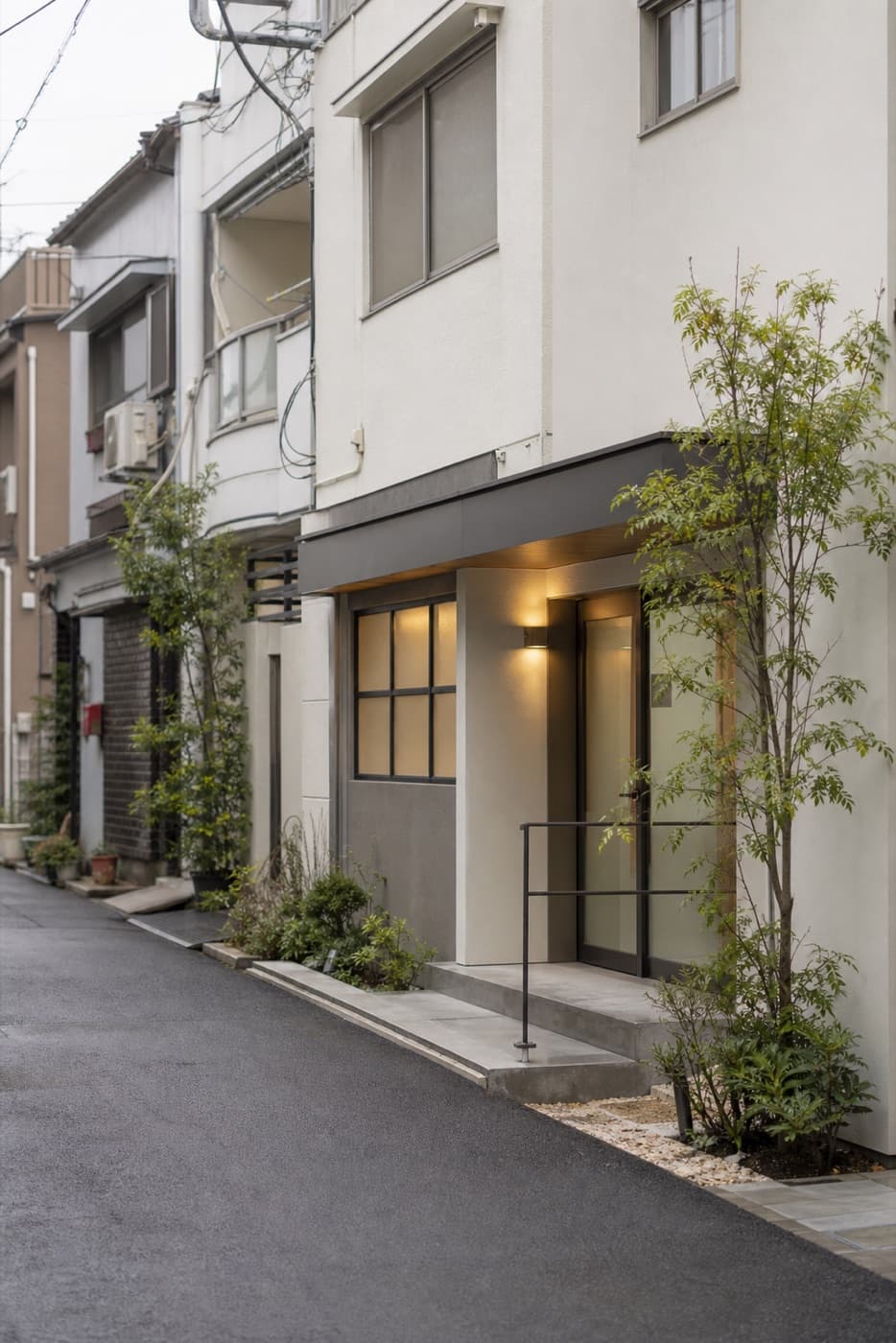 日本の住宅街にある落ち着いた整骨院の外観